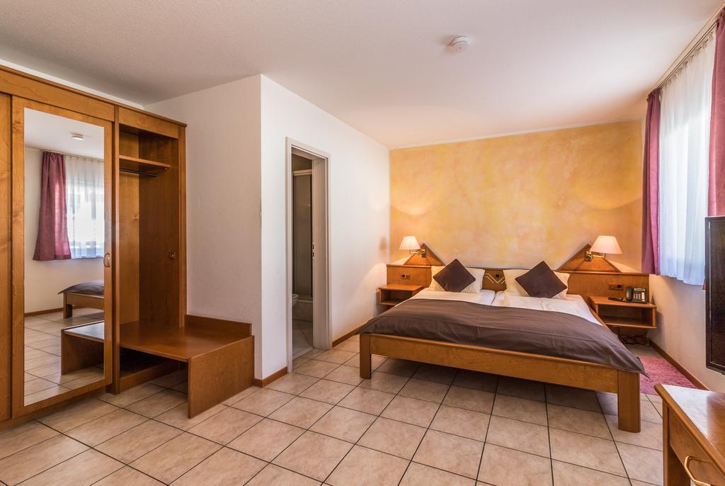 Hotel Loewen Garni Oberrimsingen Habitación foto