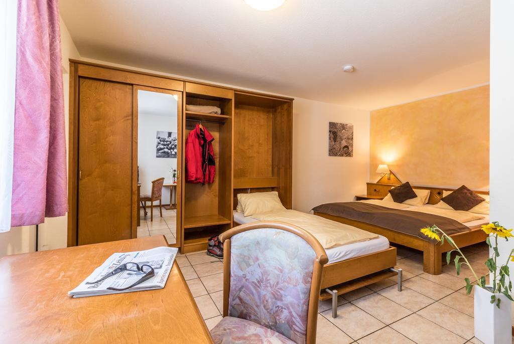 Hotel Loewen Garni Oberrimsingen Habitación foto