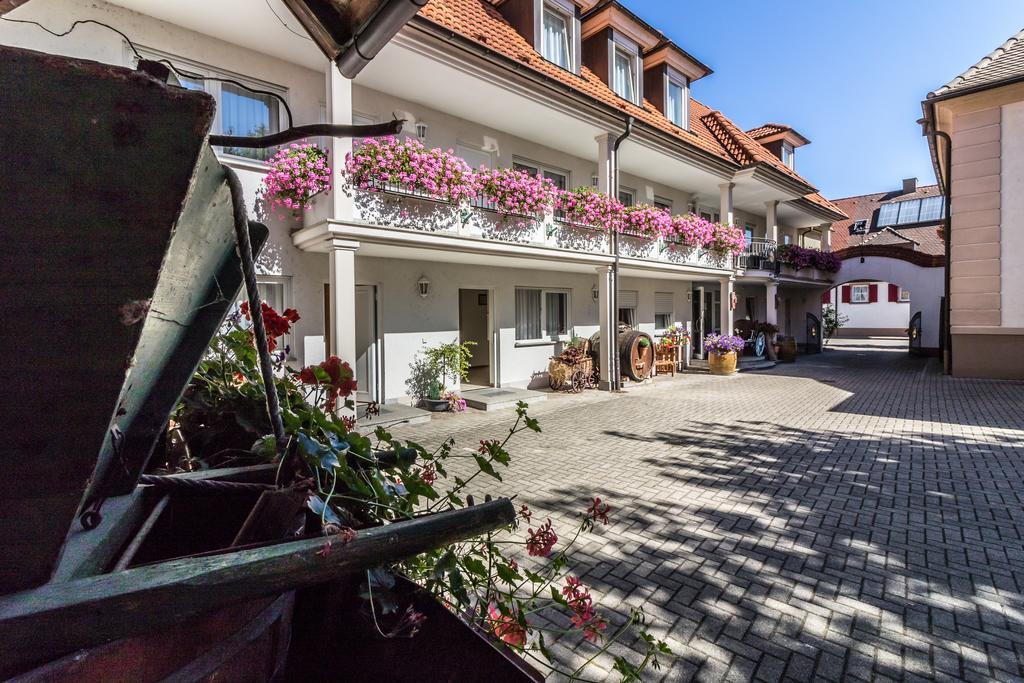 Hotel Loewen Garni Oberrimsingen Exterior foto
